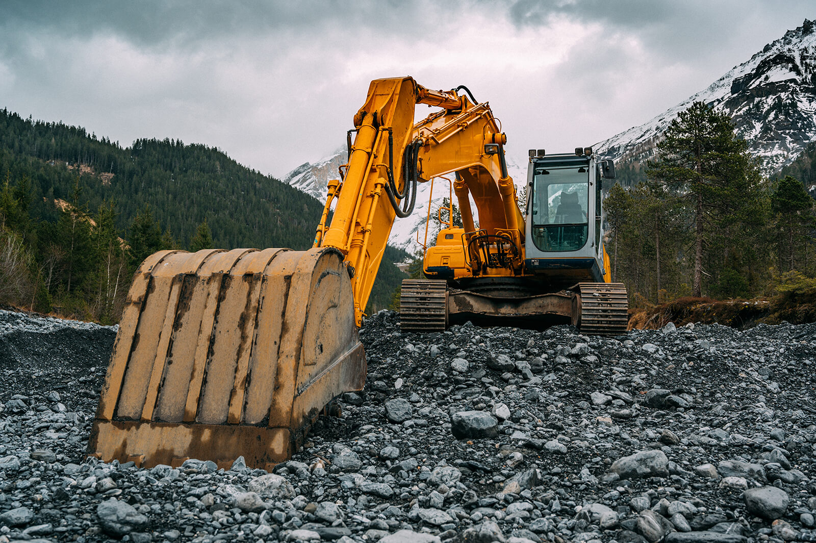 Hydrastore excavator hydraulics